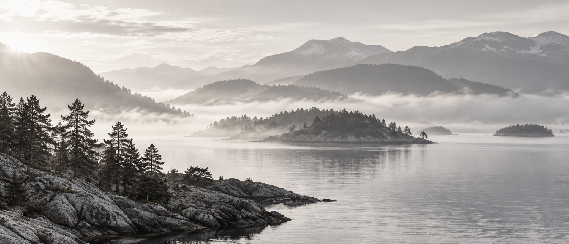 Paysage nordique, brume sur le fjord